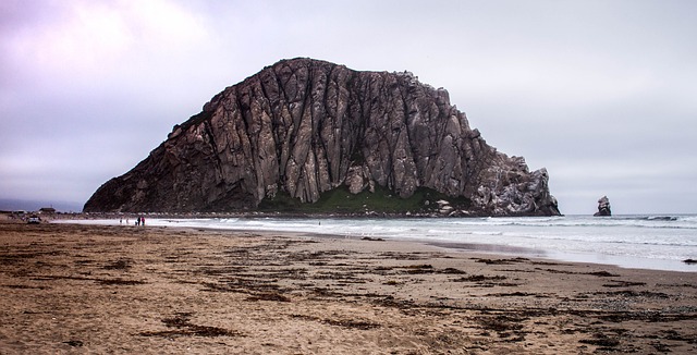 מורו רוק הוא סלע עצום הגובל בחוף המערבי של קליפורניה
