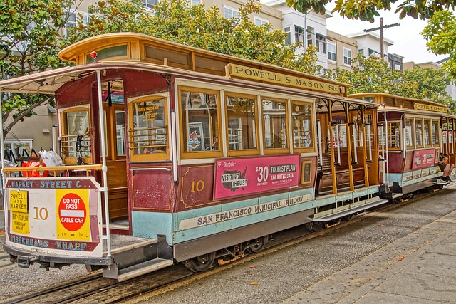 נסיעה ברכבת הקלה ההיסטורית של סן פרנסיסקו