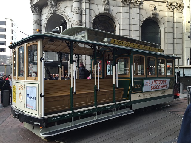 אם אתם תיירים המבקרים בסן פרנסיסקו אתם חייבים לנסות את הרכבת הקלה