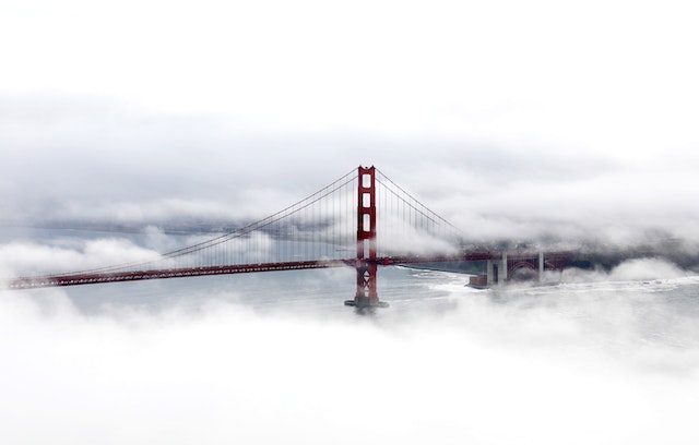 גשר שער הזהב על רקע הערפל של סן פרנסיסקו
